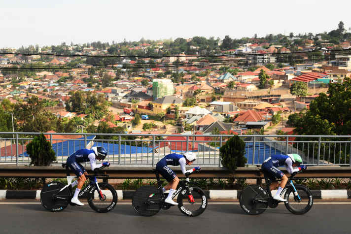 Das französische Team beim Mixed Relay der WM in Ruanda mit Hochgeschwindigkeit in der Abfahrt