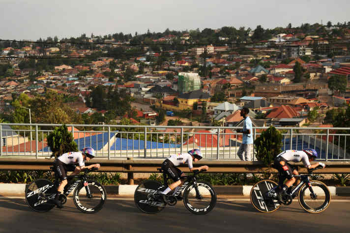 Les Allemandes Franziska Koch, Justyna Czapla et Antonia Niedermaier (de droite à gauche) font une bonne course, mais ne parviennent pas à combler le retard que les hommes leur ont fait prendre.