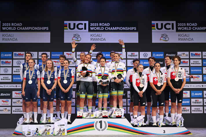 Das randvolle Podium der Mixed-Staffel bei der WM in Ruanda: Australien holt Gold vor Frankreich und der Schweiz.