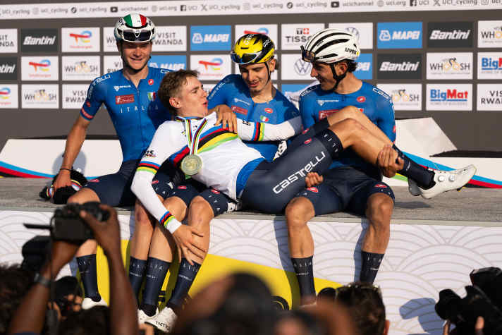 L'équipe italienne des moins de 23 ans célèbre son champion du monde Lorenzo Finn.