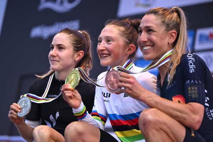 Das Podium des Straßenrennens der Elite Frauen bei der WM 2025 in Kigali: Gold für Magdeleine Vallieres vor Niamh Fisher-Black und Mavi Garcia. | Getty Images / Dario Belingheri