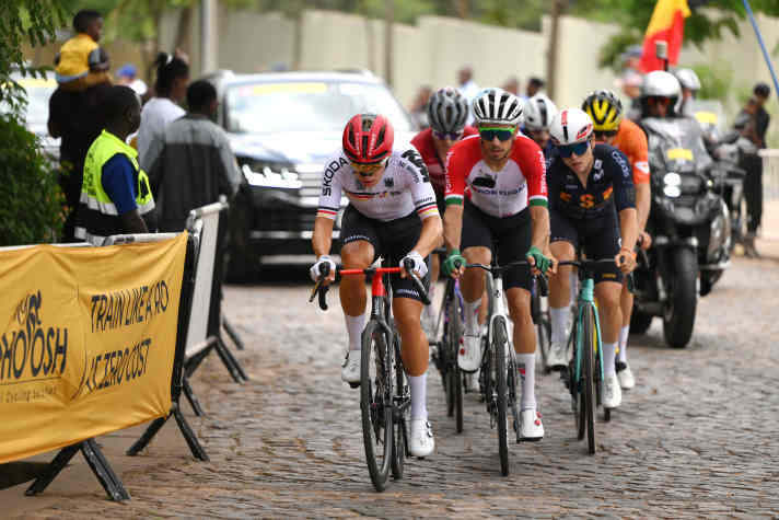 Marius Mayrhofer führt die Ausreißergruppe über den Rundkurs von Kigali.