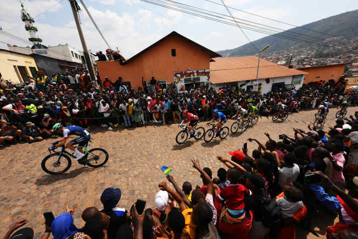 Des milliers de fans assistent à la course sur le Mur de Kigali