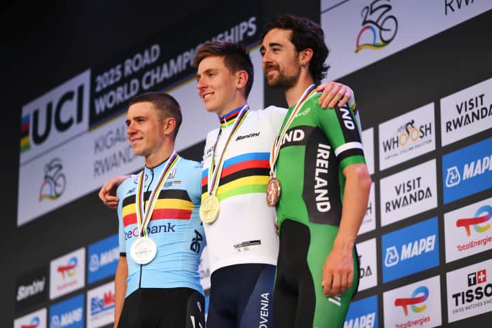 Zumindest auf dem Podium konnte sich Remco Evenepoel zu einem kleinen Lächeln durchringen.