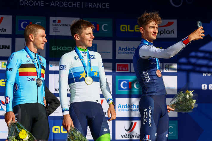 Erinnerungswürdig: Paul Seixas hält per Selfie den Moment auf dem Siegerpodium neben Remco Evenepoel und Tadej Pogačar (von links) fest | Fotog: Getty Images / David Pintens