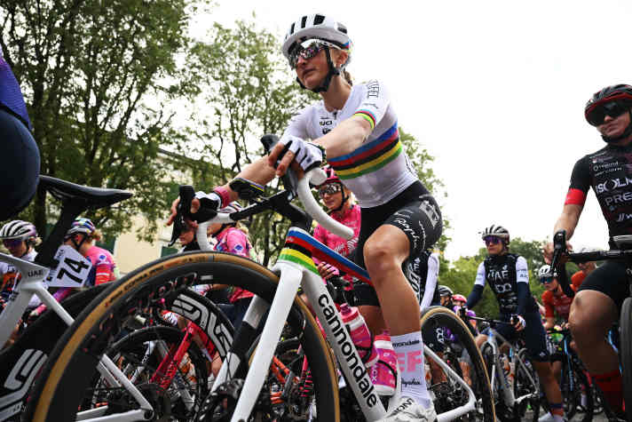 Unusual: At the Giro dell'Emilia Internazionale, Magdeleine Vallières presents herself for the first time in the rainbow jersey of the world champion