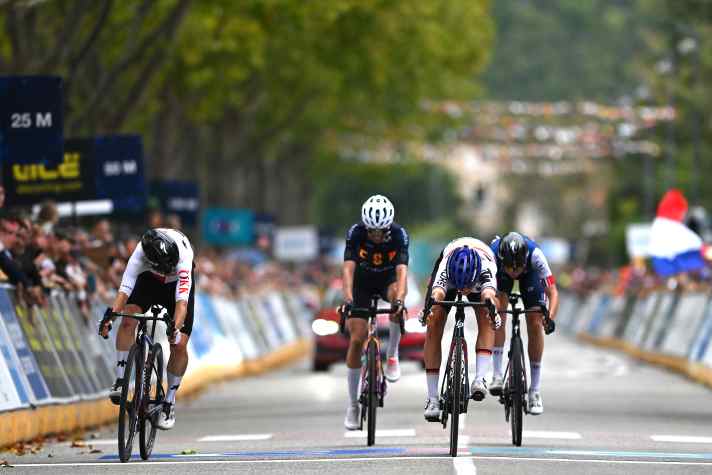 Sprint pour la quatrième place : Elise Chabbey (à gauche) a fait la roue de justesse devant Franziska Koch (2e à partir de la droite).