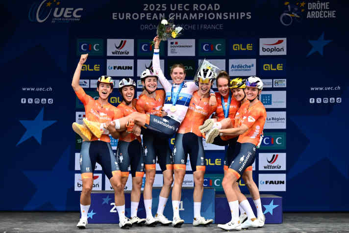 GUILHERAND-GRANGES, FRANCE - OCTOBRE 04 : La médaillée d'or Demi Vollering de Team Netherlands célèbre sa victoire avec ses coéquipières Mischa Bredewold, Femke De Vries, Femke Gerritse, Riejanne Markus, Pauliena Roojiakkers, Shirin Van Anrooij et Anna Van Der Breggen lors de la cérémonie de remise des médailles après les 31èmes Championnats d'Europe UEC de Cyclisme sur Route 2025 - Course Elite Féminine a 116.1km en une journée de Guilherand-Granges à Guilherand-Granges le 04 octobre 2025 à Guilherand-Granges, France. (Photo par Billy Ceusters/Getty Images)