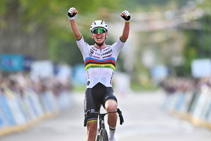 Jubelt im Regenbogen-Trikot: Tadej Pogačar holte sich eine Woche nach dem WM-Titel auch den Sieg bei der EM