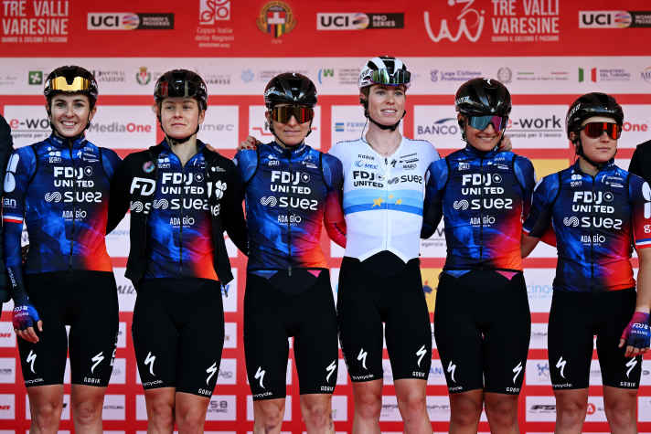 L'équipe FDJ - SUEZ en 2025 avec Demi Vollering portant le maillot blanc de championne d'Europe