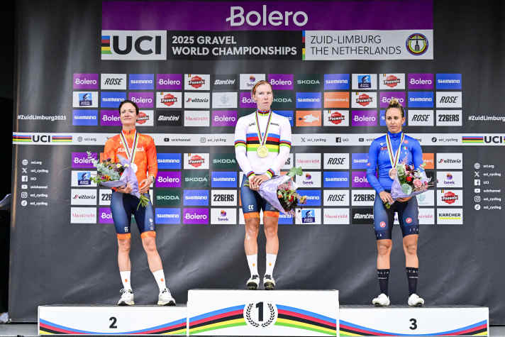 Im Regenbogentrikot der Weltmeisterin: Lorena Wiebes (Mitte) holte Gold vor Marianne Vos (links) und Silvia Persico