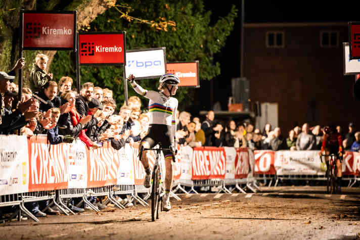 Regard en arrière : Fem van Empel lors de sa victoire dans la course de cross Nacht von Woerden en octobre dernier