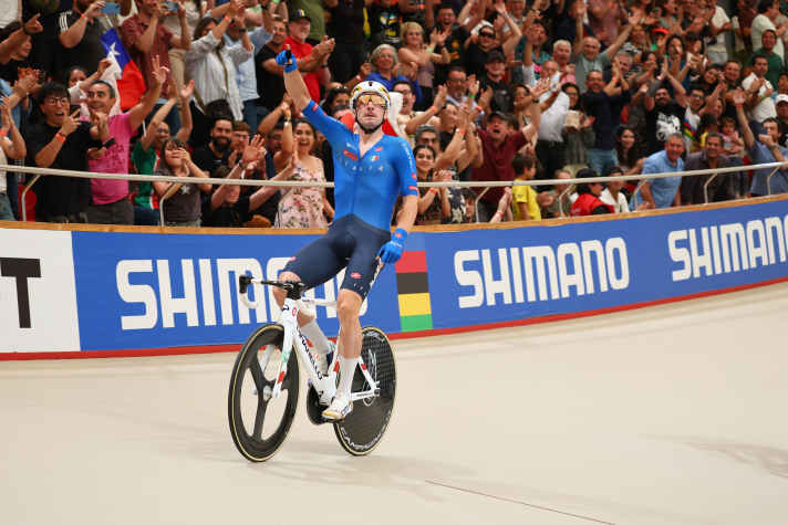 Viviani a remporté trois titres de champion du monde en course à l'élimination, le dernier à 36 ans lors des championnats du monde au Chili en 2025.