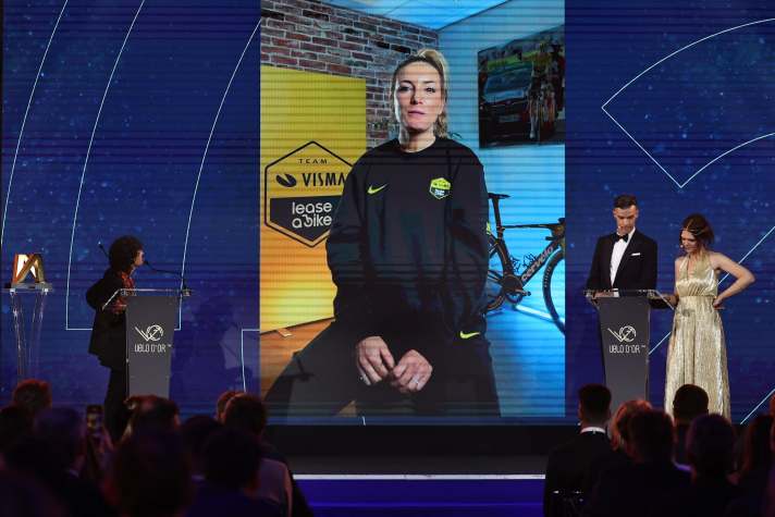 Jeannie Longo (links) ehrte ihre Landsfrau Pauline Ferrand-Prévot, die während er Gala in Paris zugeschaltet war / Foto: Getty Images