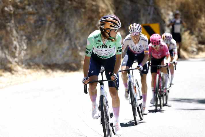 Zahlenmäßige Übermacht - Das UAE Team ADQ ging mit drei Fahrerinnen auf die finalen Meter, konnte einer antrittsstarken Rüegg jedoch nichts entgegensetzen