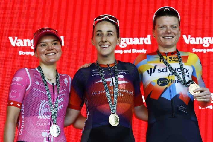 Le podium - 1ère place : Maggie Coles-Lyster (au centre), 2ème place : Noemi Rüegg (à gauche), 3ème place : Marta Lach (à droite)