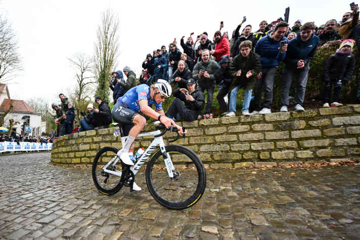 At the Geraardsbergen wall, Mathieu van der Poel pulled away decisively from his companions.