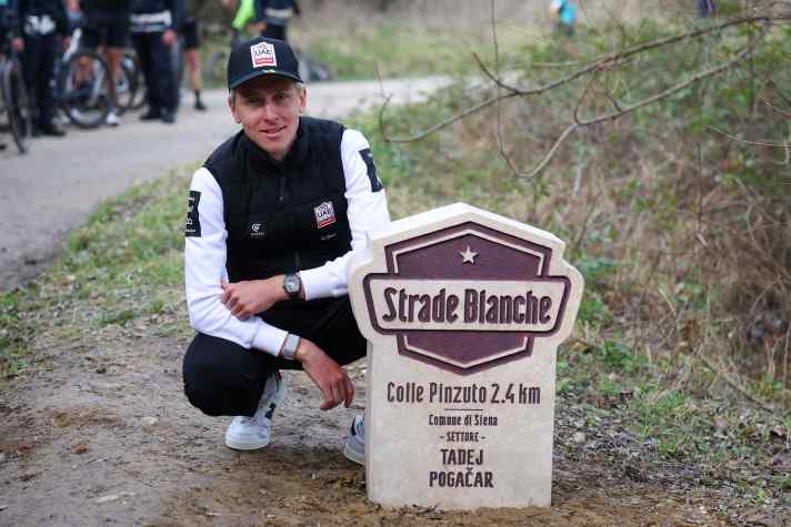 Patron saint: Tadej Pogacar at the inauguration of the stone that dedicates the sector at Colle Pinzuto to him