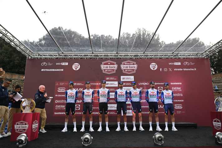 Two out of four Germans started the race for Red Bull-Bora-hansgrohe: Ben Zwiehoff (left) and Emil Herzog (3rd from right)