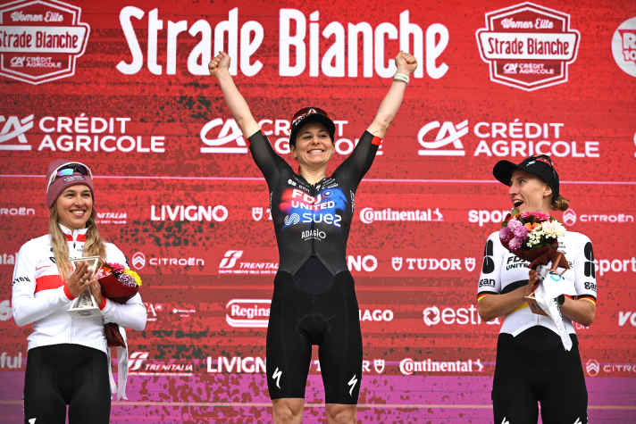 Ganz Oben: Elise Chabbey (Mitte) feiert ihren bisher größten Sieg vor Kasia Niewiadoma (links) und Teamkollegin Franziska Koch