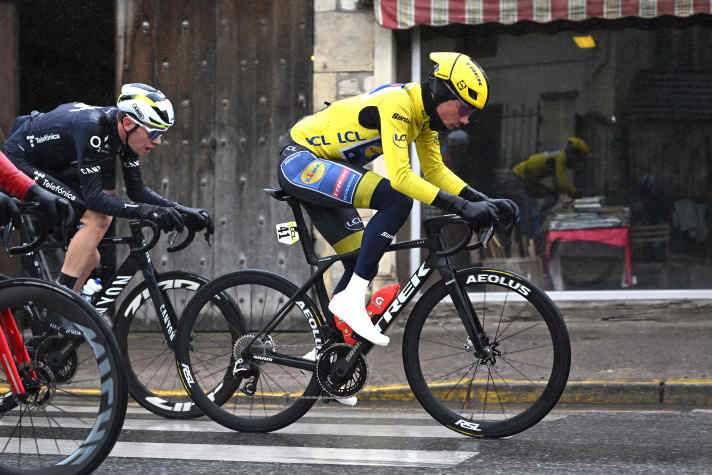 Juan Ayuso (Lidl - Trek) had to abandon the race after a crash in the yellow jersey.
