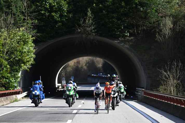 Merhawi Kudus (Burgos - Burpellet - BH) and Samuel Fernandez (Euskaltel - Euskadi) dominated most of the stage.