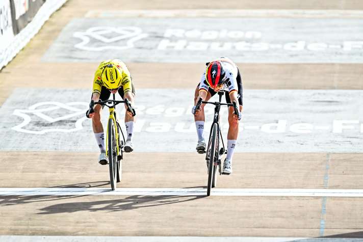 Um Reifenbreite: Franziska Koch (rechts) lag am Zielstrich nach 143 Kilometern ganz knapp vor Marianne Vos
