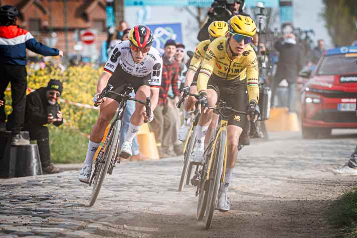Franziska Koch (left) with her rivals Pauline Ferrand-Prévot (right) and Marianne Vos (hidden)