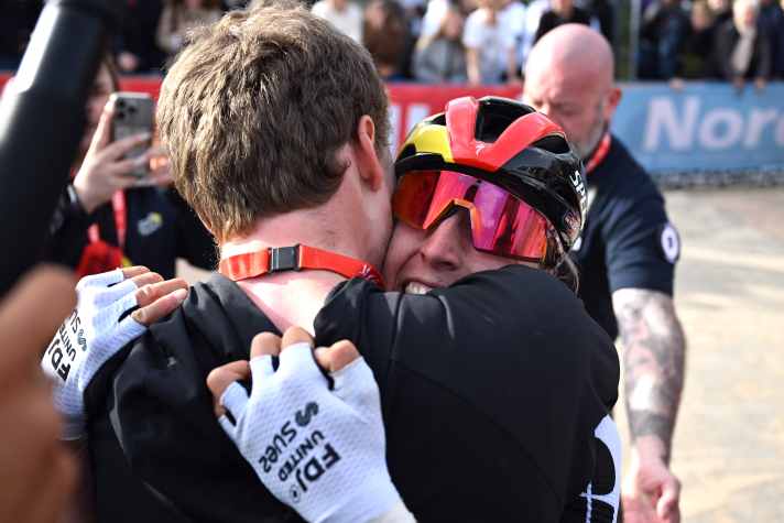 Gratulation: Koch mit Freund Riley Pickrell im Ziel