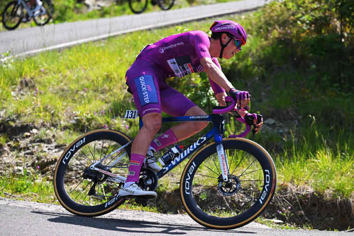 Paul Magnier (Soudal - Quick-Step) a perdu le contact avec le peloton dans les ascensions du jour.