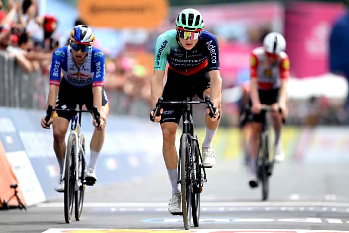 Felix Gall (Decathlon CMA CGM Team) takes second place.