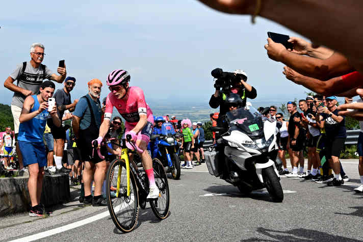 Jonas Vingegaard (Team Visma | Lease a Bike) attacked on the final climb to Piancavallo.