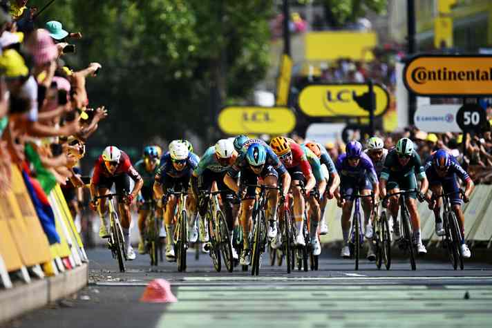 The final sprint for the stage victory in Bordeaux.