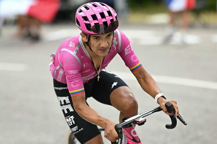 Richard Carapaz (EF Education - EasyPost) initiierte die große Spitzengruppe.