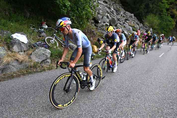 Thomas Pidcock (Pinarello-Q36.5) was active in the leading group, but was caught up again fairly early on.