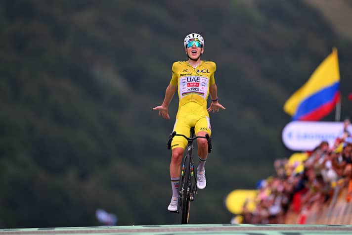 Tadej Pogacar (UAE Team Emirates – XRG) célèbre sa victoire d'étape.