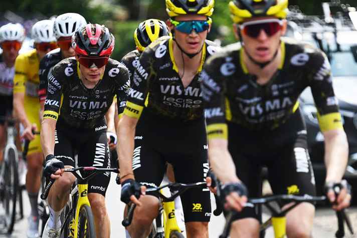 Jonas Vingegaard (Visma | Lease a Bike, far left) had to withdraw from the tour.