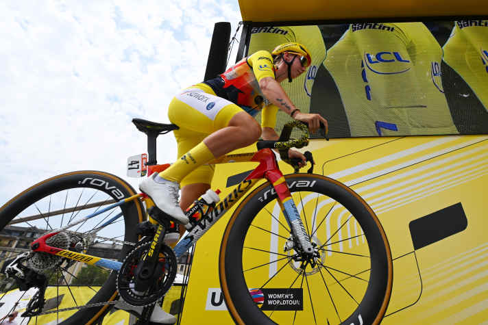 Lorena Wiebes vom Team SD Worx - Protime in Gelb vor der dritten Etappe am dritten August