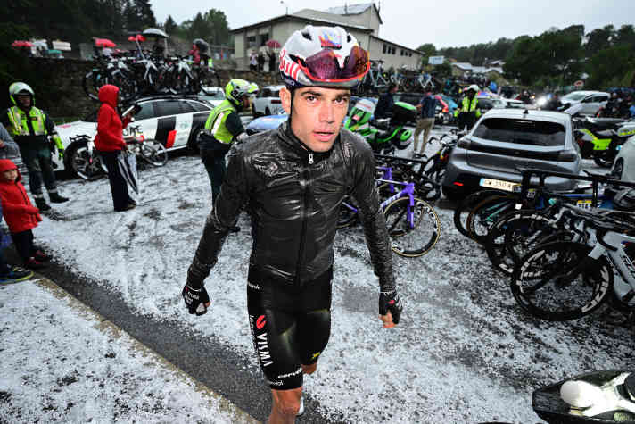 Um Wout van Aert herum liegt nach dem Abbruch der 3. Etappe ein fast geschlossene Hagel-Decke.