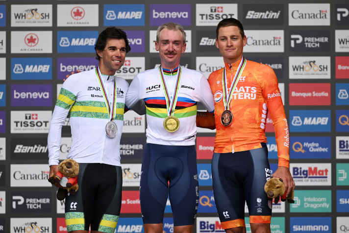 Ein ungläubiger Weltmeister McNulty, ein glücklicher Silber-Gewinner Michael Matthews und Mathieu van der Poel, der sich immerhin ein Anstandslächeln abringen kann.