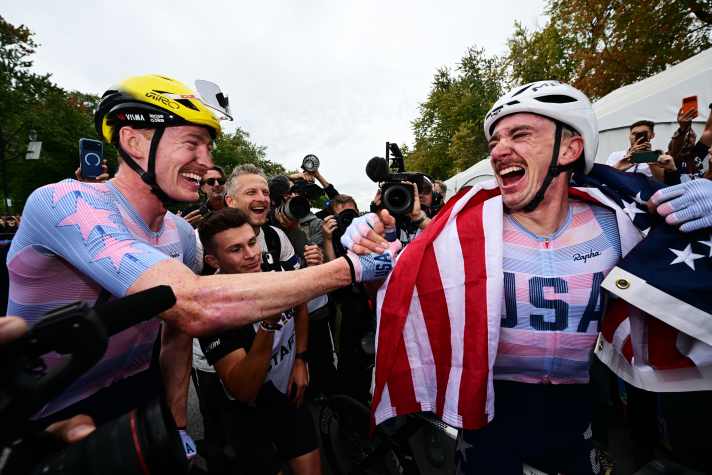 Ausgelassener Jubel bei Team USA: Der neue Weltmeister nimmt Glückwünsche von Matteo Jorgenson entgegen, der loyal für seinen Landsmann arbeitete und die Verfolger ausbremste, wann immer es ging.