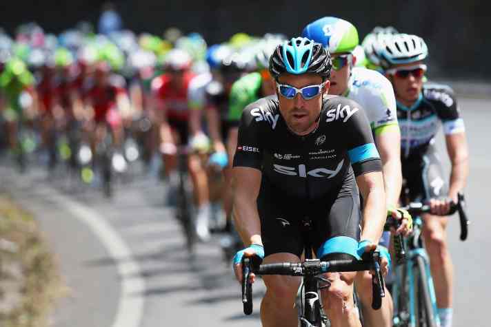 Bernhard Eisel in action as a pacemaker for Sky. The Austrian rode for the British team until 2015.