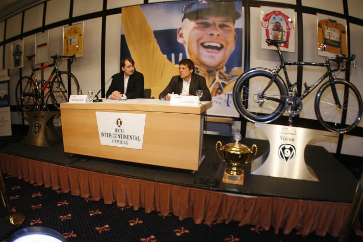 2007 hielt Jan Ullrich eine skurrile Pressekonferenz ab, in der er sein Karriereende bekanntgab. Statt sich zu seiner Doping-Vergangenheit zu äußern, rechnete er mit den Journalisten ab