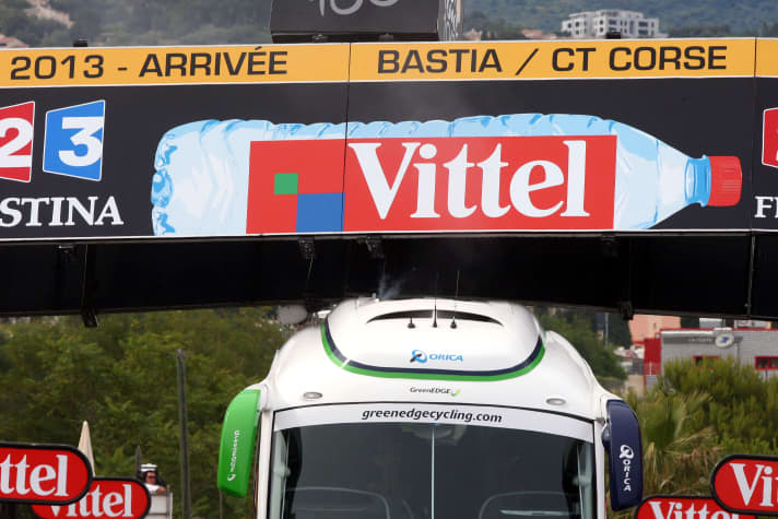 Festgefahrene Situation: Nahaufnahme des verkeilten Busses