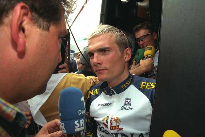 Le cycliste français Richard Virenque répond aux questions d'un journaliste.(Photo by Stephane Ruet/Sygma via Getty Images)