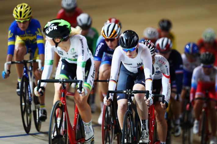 Tatjana Paller (im Vordergrund) im Punkterennen des Bahn-Weltcups in Apeldoorn im Jahr 2017
