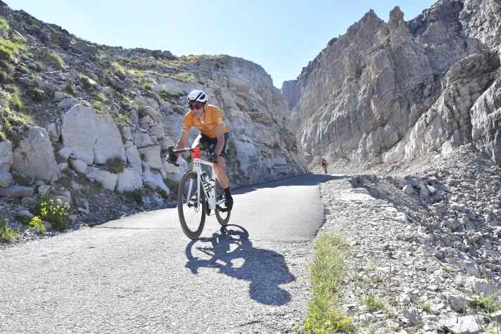 Through the sea of rocks: the route of the Granfondo La Fausto Coppi