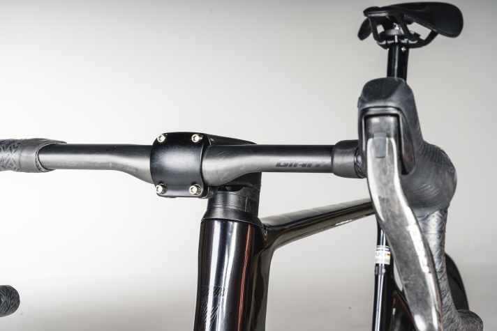 The clamped carbon handlebars are a rarity on high-end bikes. The Propel loses a few watts as a result.