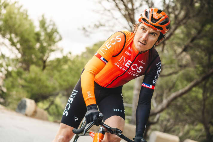 Geraint Thomas im kompletten Outfit: Trikot (Reactive), Trägerhose (Lancer) und Handschuhe (Viper).