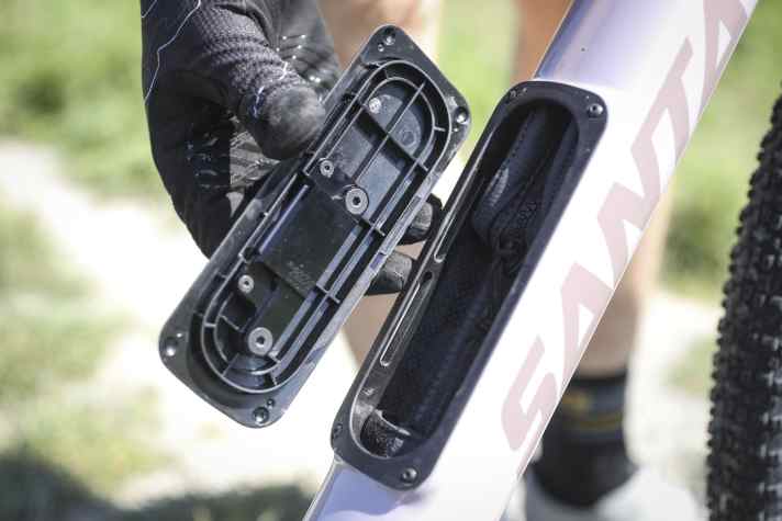 Engineering feat - A hole in the frame doesn't make it heavier, it makes it lighter. Santa Cruz manages to combine a storage compartment and low weight